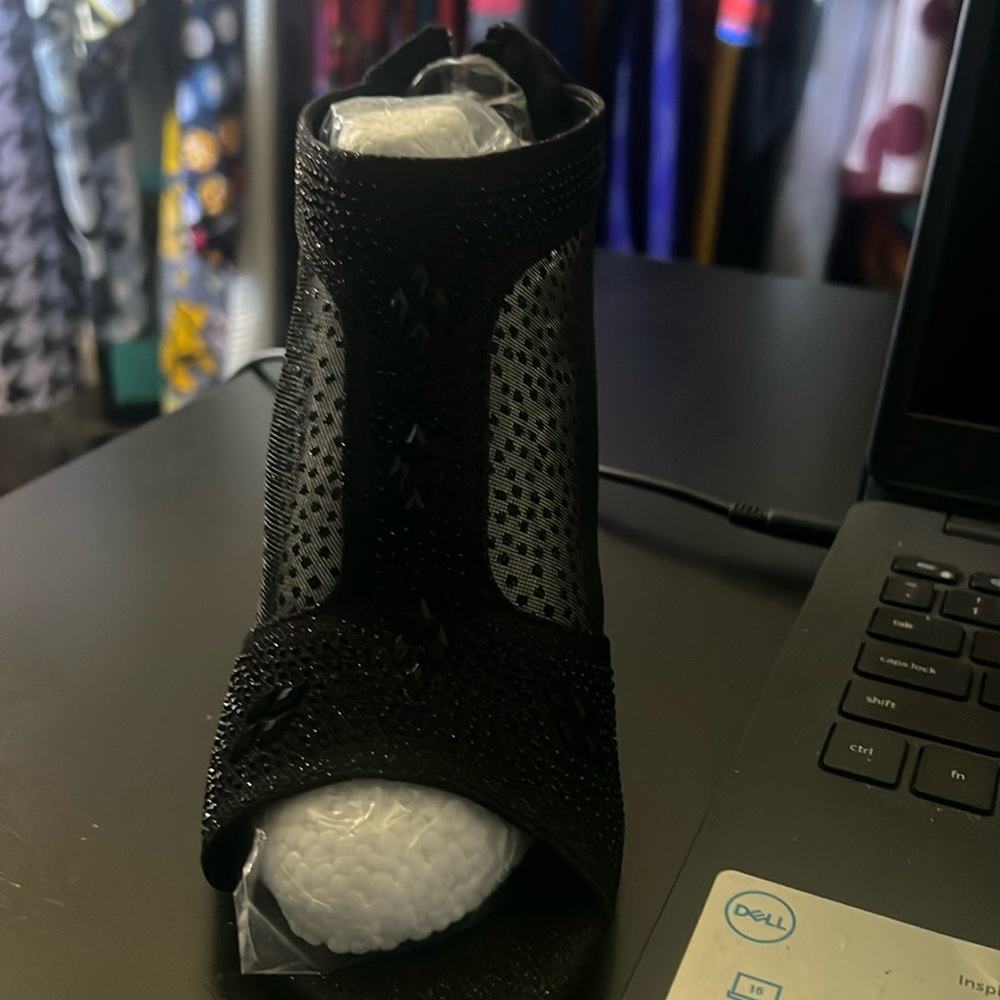 Black boots shoe / rhinestones on heel